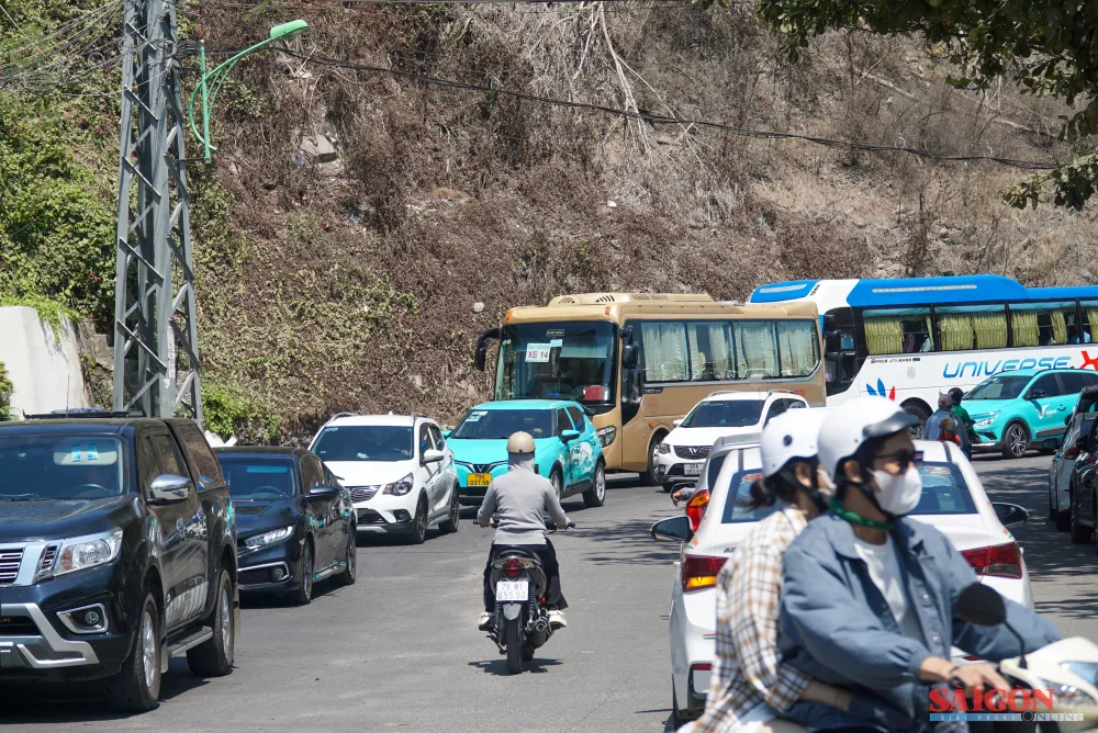 Cars lined up on Tran Phu Street in the direction of Vinpearl Nha Trang. Photo: HIEU GIANG dasua-07147.jpg