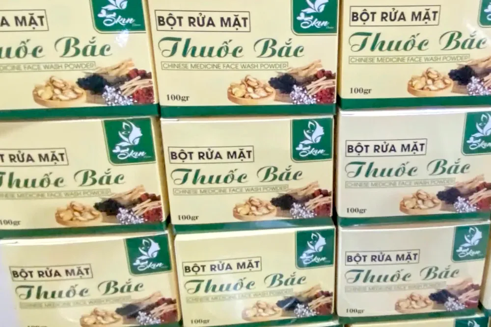 Một số sản phẩm mỹ phẩm bị thu giữ. Ảnh: VĂN NHẤT dasua-9256.jpg