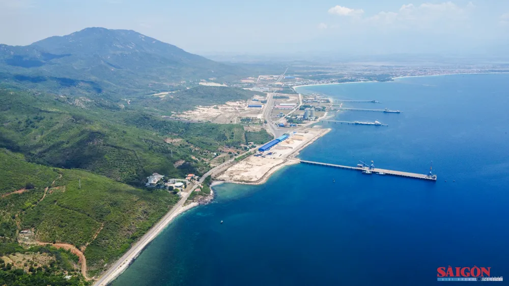 Khu bến cảng Nam Vân Phong, phường Ninh Thủy, thị xã Ninh Hòa. Ảnh: HIẾU GIANG dasua-0447.jpg