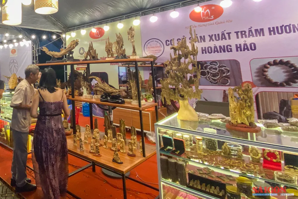 Một gian hàng trầm hương tại chương trình. Ảnh: HIẾU GIANG dasua-1056.jpg