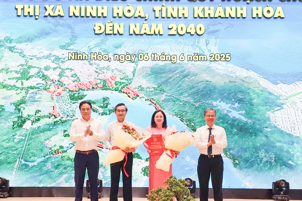 Lãnh đạo Tỉnh ủy, UBND tỉnh Khánh Hòa trao Quyết định điều chỉnh Quy hoạch chung thị xã Ninh Hòa cho lãnh đạo UBND thị xã. Ảnh: HIẾU GIANG dasua-.jpg