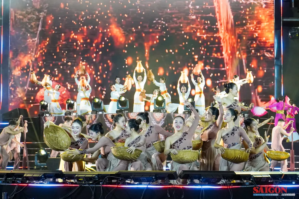Chương trình mở màn bằng tiết mục đầy sắc màu của biển cả. Ảnh: HIẾU GIANG dasua-06183.jpg