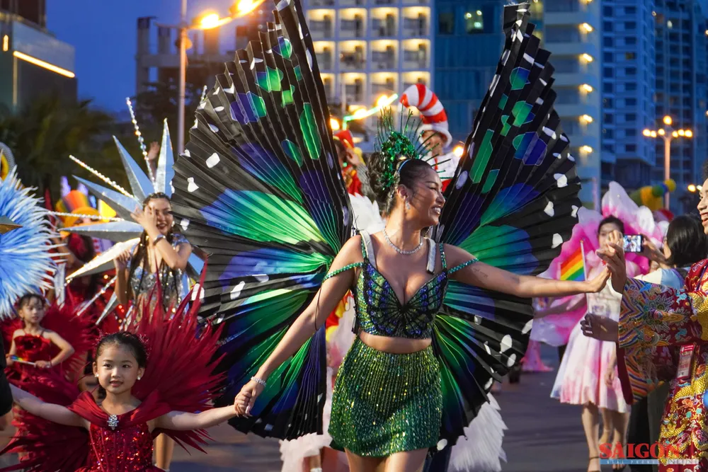 Vũ công tại Carnival đường phố tương tác với khán giả. Ảnh: HIẾU GIANG dasua-06591.jpg