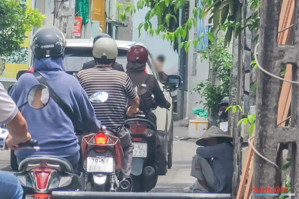 Một người lang thang trong hẻm đường Lạc Long Quân, phường Tân Tiến, TP Nha Trang. Ảnh: HIẾU GIANG dasua-112250.jpg