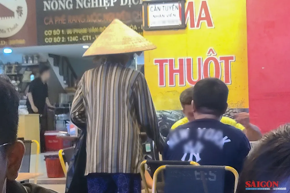 Tình trạng người lang thang, xin ăn làm ảnh hưởng đến môi trường du lịch Nha Trang. Ảnh: HIẾU GIANG dasua-200853.jpg