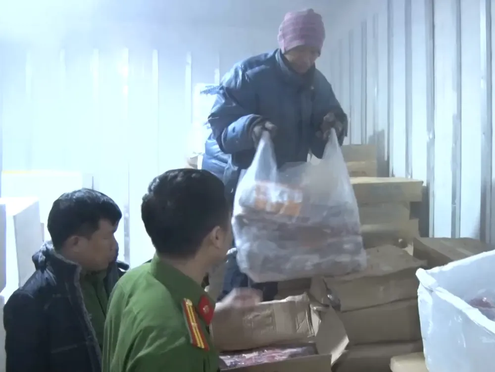 Lực lượng chức năng kiểm tra thực phẩm trong kho lạnh. Ảnh: Công an tỉnh Khánh Hòa Screenshot_20250617_193922_Chrome.png
