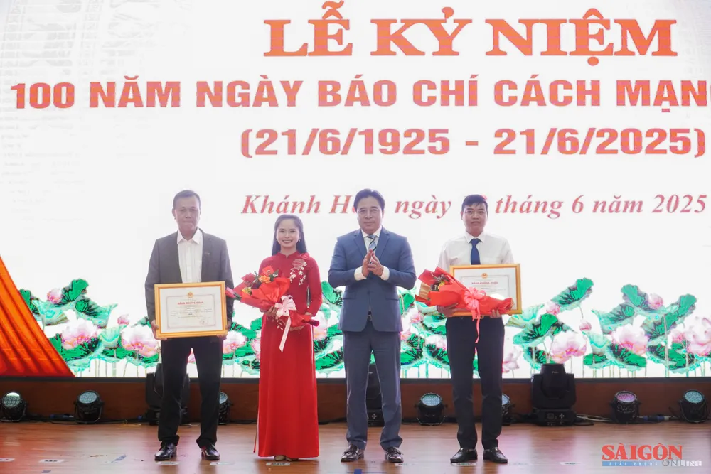 Các tác giả đoạt giải nhất giải Báo chí Khánh Hòa. Ảnh: HIẾU GIANG dasua-06796.jpg