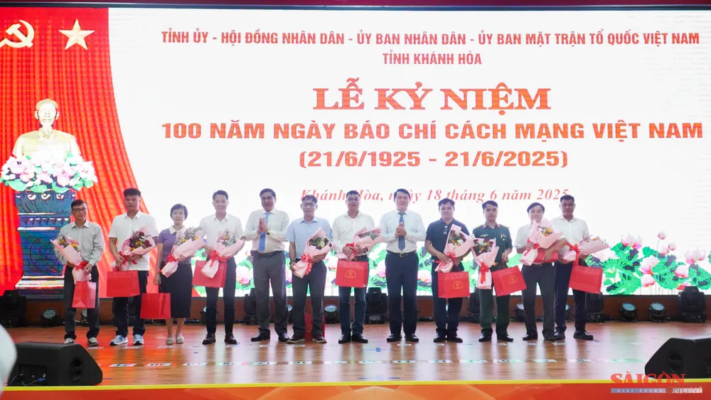 Các phóng viên thường trú, văn phòng đại diện tại Khánh Hòa nhận hoa chúc mừng của Tỉnh ủy, HĐND, UBND, Ủy ban MTTQ Việt Nam tỉnh Khánh Hòa. Ảnh: HIẾU GIANG dasua-06827.jpg