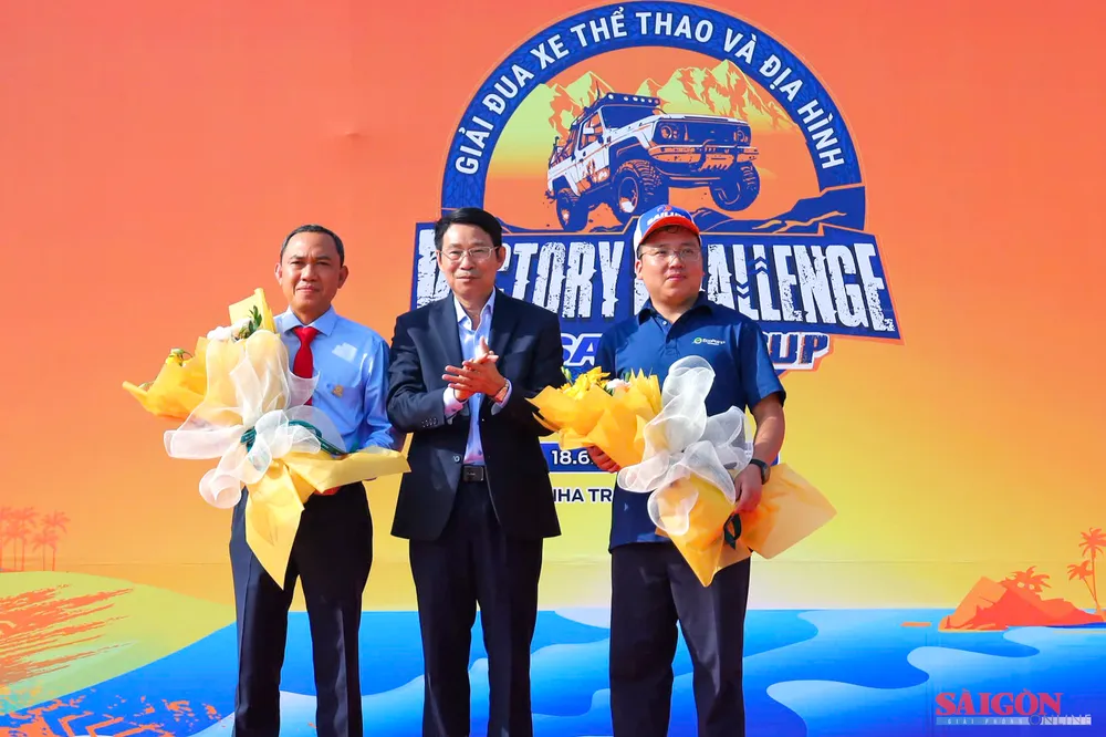 Phó Chủ tịch UBND tỉnh Khánh Hòa Đinh Văn Thiệu (giữa) tặng hoa cho các nhà tài trợ. Ảnh: HIẾU GIANG dasua-.jpg