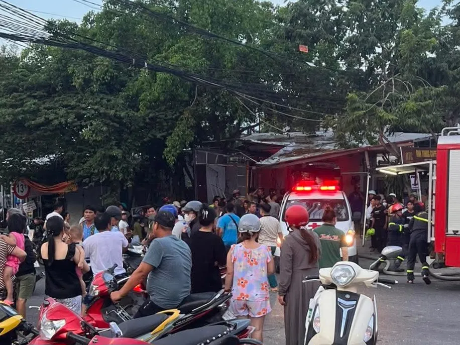 Người dân tập trung theo dõi vụ việc. Ảnh: H.T FB_IMG_1750421178336.jpg