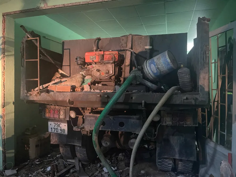 Chiếc xe tải tông sập nhà dân. Ảnh: L.P FB_IMG_1750426745841.jpg