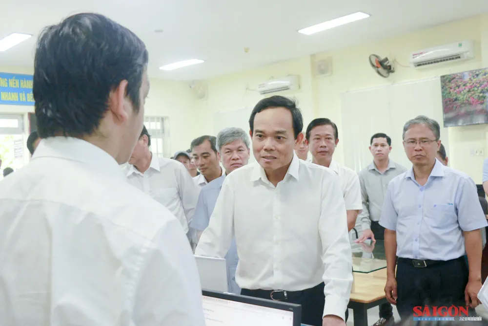 Đồng chí Trần Lưu Quang trao đổi với cán bộ Trung tâm Phục vụ hành chính công xã Cam Lâm (mới). Ảnh: HIẾU GIANG dasua-.jpg