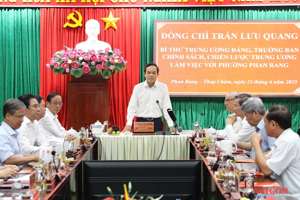 Đồng chí Trần Lưu Quang làm việc với phường Phan Rang (mới). Ảnh: HIẾU GIANG dasua-99950.jpg