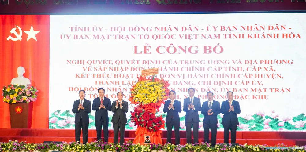 Thay mặt lãnh đạo Đảng, Nhà nước, Phó Chủ tịch Thường trực Quốc hội Nguyễn Khắc Định tặng lẵng hoa của Ban Chấp hành Trung ương, Quốc hội, Chính phủ, Ủy ban Trung ương MTTQ Việt Nam chúc mừng Đảng bộ và nhân dân tỉnh Khánh Hòa. Ảnh: HIẾU GIANG dasua-07584.jpg