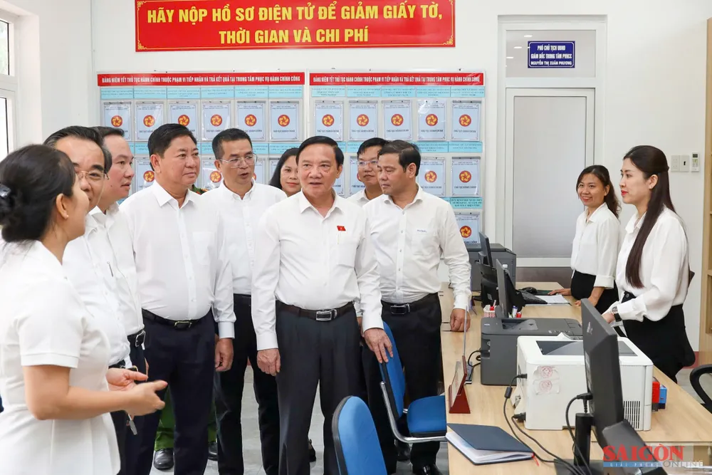 Phó Chủ tịch Thường trực Quốc hội Nguyễn Khắc Định kiểm tra công tác vận hành Trung tâm Phục vụ hành chính công của phường Bắc Cam Ranh. Ảnh: HIẾU GIANG dasua-3.jpg