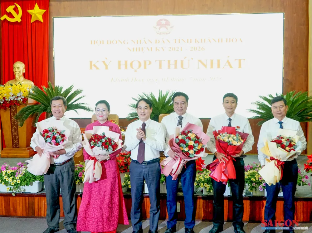 Bí thư Tỉnh ủy Nghiêm Xuân Thành tặng hoa chúc mừng Thường trực HĐND tỉnh Khánh Hòa. Ảnh: HIẾU GIANG dasua-00230.jpg