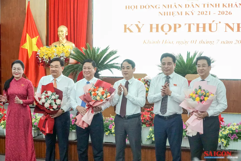 Bí thư Tỉnh ủy Khánh Hòa Nghiêm Xuân Thành và Thường trực HĐND tỉnh tặng hoa chúc mừng Chủ tịch cùng các Phó Chủ tịch UBND tỉnh Khánh Hòa. Ảnh: HIẾU GIANG dasua-00235.jpg
