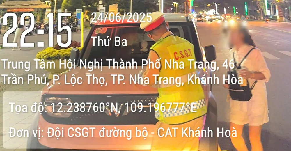 Hình ảnh người phụ nữ xuất hiện khi CSGT dán cảnh báo đối với phương tiện vi phạm. Ảnh: CACC anmcs.jpeg