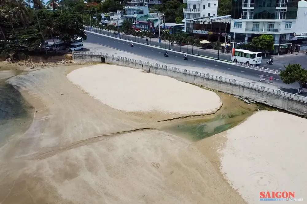 Cống nước thải ven biển thuộc phường Bắc Nha Trang. Ảnh: HIẾU GIANG dasua-1.jpg