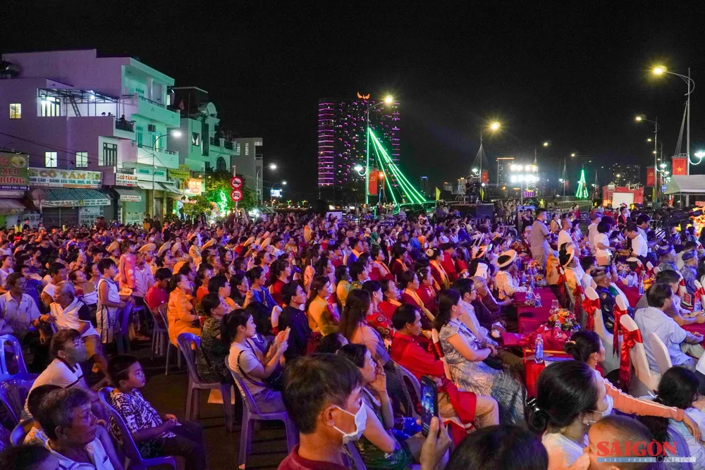Đông đảo người dân, du khách đến theo dõi buổi lễ. Ảnh: HIẾU GIANG dasua-07894.jpg