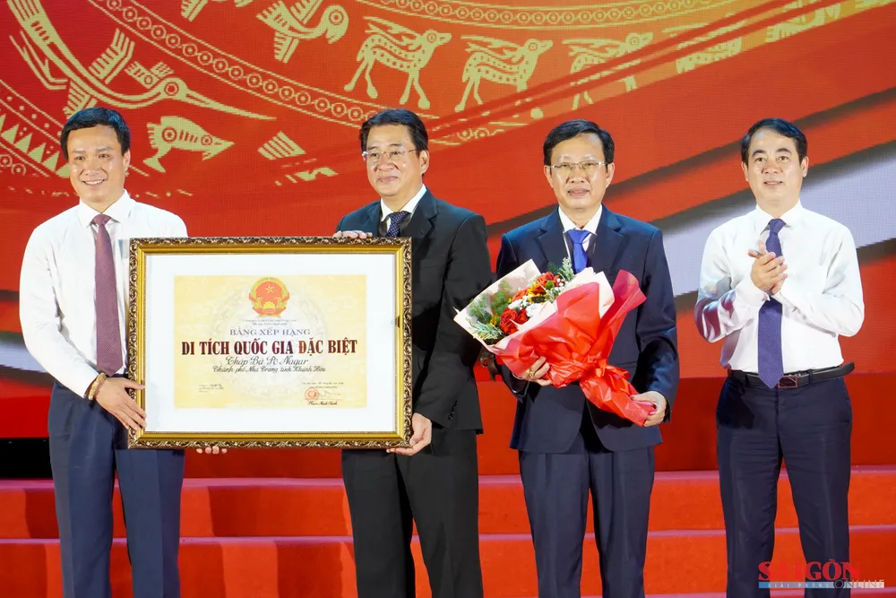 Lãnh đạo tỉnh Khánh Hòa nhận Bằng xếp hạng Di tích quốc gia đặc biệt Tháp Bà Ponagar. Ảnh: HIẾU GIANG dasua-08097.jpg