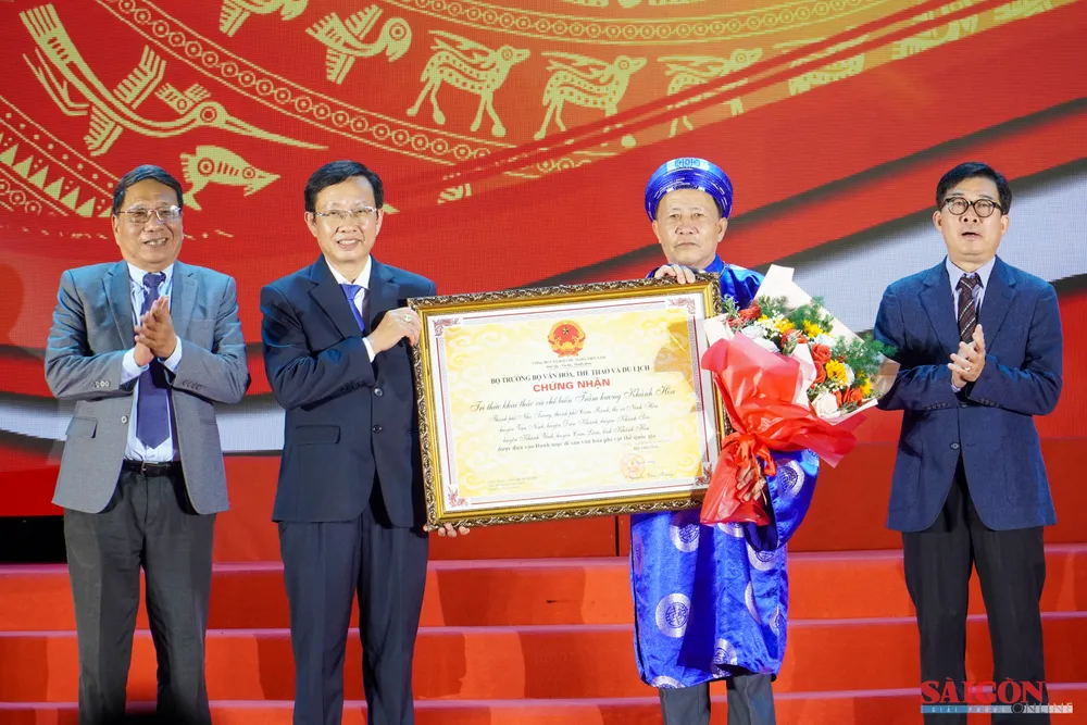 Đại diện lãnh đạo Hội Trầm hương Khánh Hòa nhận Bằng di sản văn hóa phi vật thể quốc gia Trầm hương Khánh Hòa. Ảnh: HIẾU GIANG dasua-08115.jpg