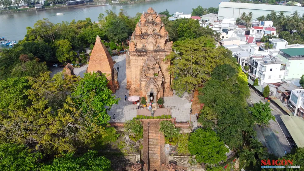 Tháp Bà Ponagar nằm trên đồi Cù Lao, phường Bắc Nha Trang. Ảnh: HIẾU GIANG dasua-.jpg
