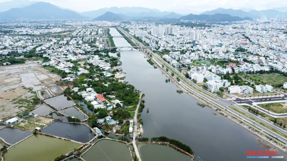 Một đoạn sông Quán Trường, phường Nam Nha Trang. Ảnh: HIẾU GIANG dasua-0564.jpg