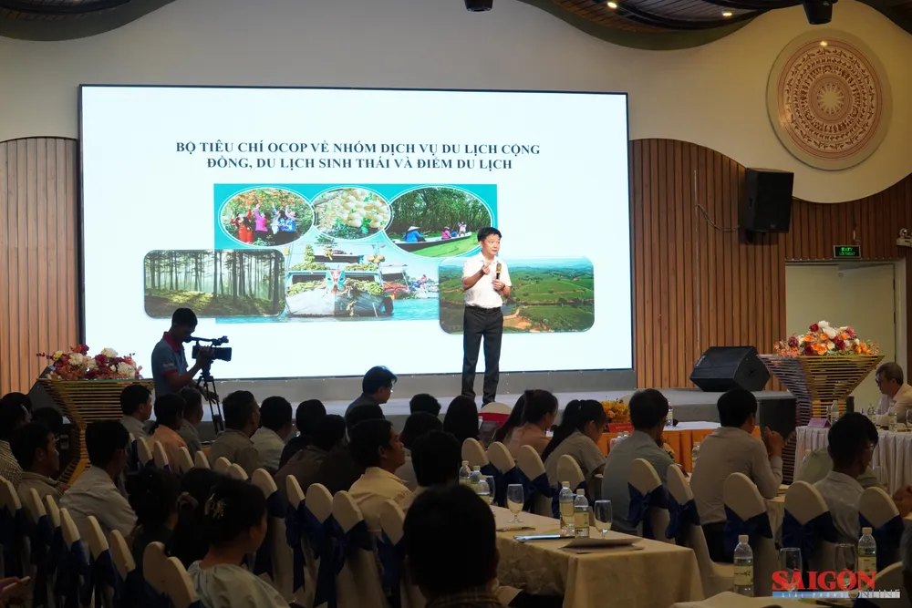 Tiến sĩ Đặng Quý Nhân, Văn phòng Điều phối Nông thôn mới Trung ương, trình bày tham luận tại diễn đàn. Ảnh: HIẾU GIANG dasua-08171.jpg