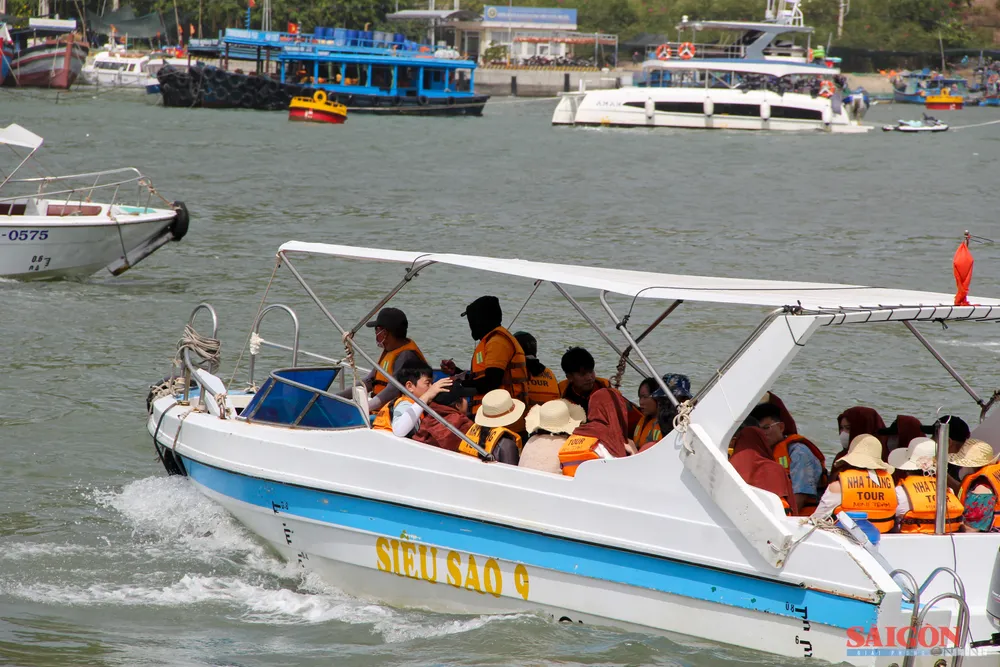 Du khách ngồi ca nô tham quan vịnh Nha Trang. Ảnh: HIẾU GIANG dasua-5027.jpg