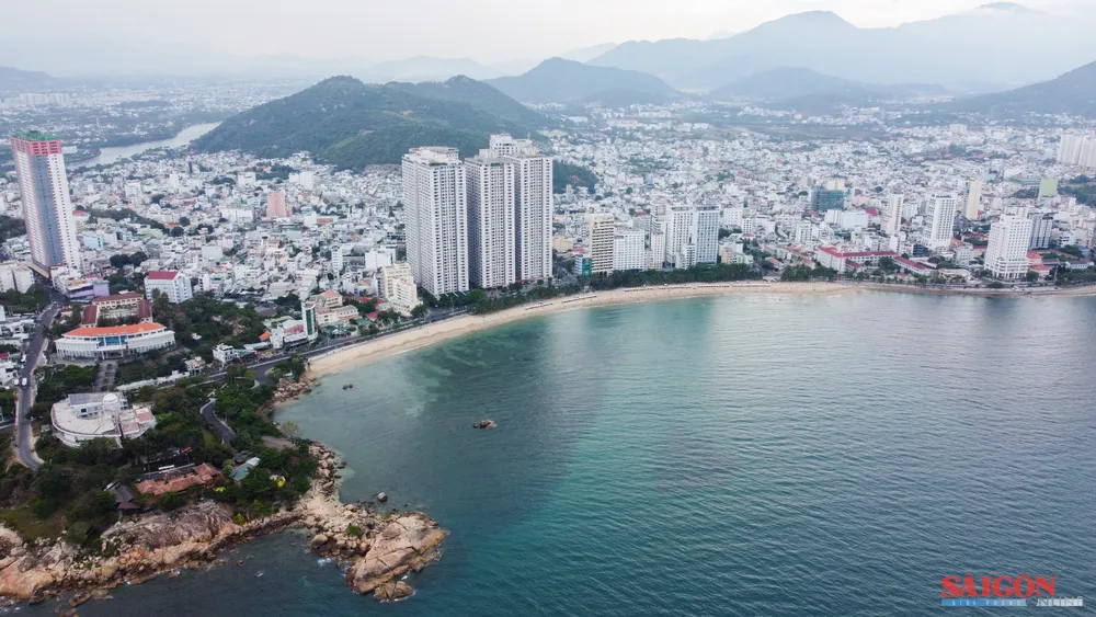 Một góc khu vực biển Hòn Chồng - Đặng Tất, phường Bắc Nha Trang. Ảnh: HIẾU GIANG dasua-0264.jpg
