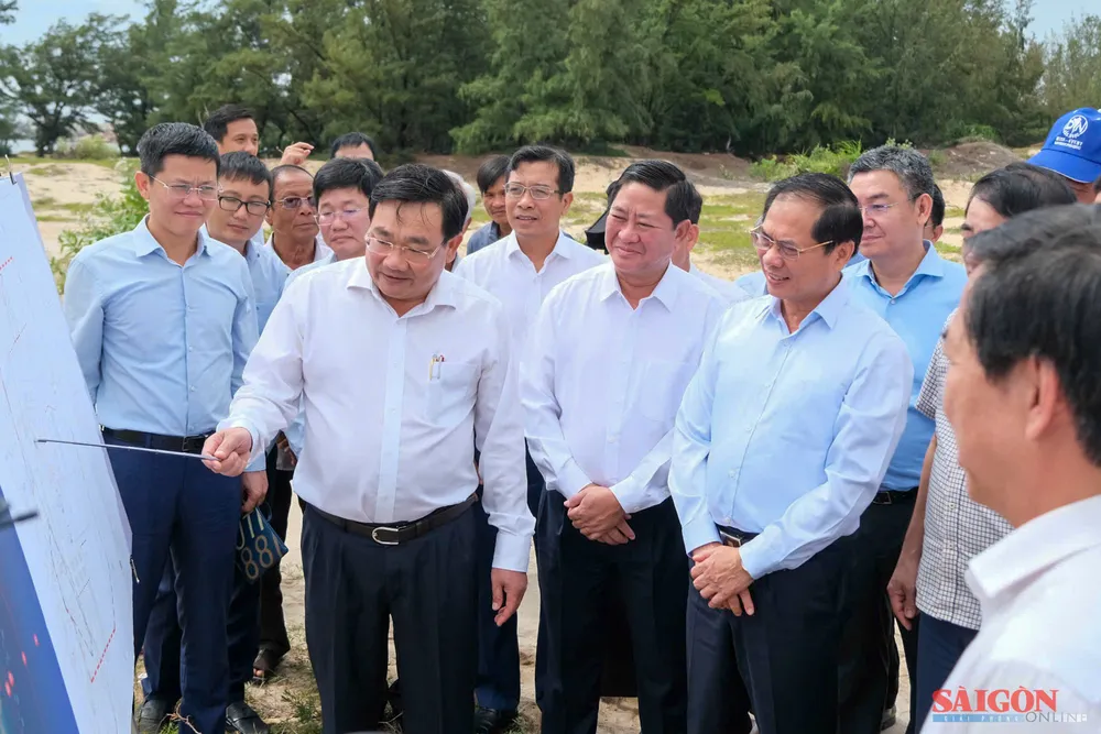 Phó Thủ tướng Bùi Thanh Sơn và đoàn công tác Trung ương nghe báo cáo về thông tin dự án Nhà máy điện hạt nhân, tháng 7-2025. Ảnh: HIẾU GIANG dasua-2.jpg