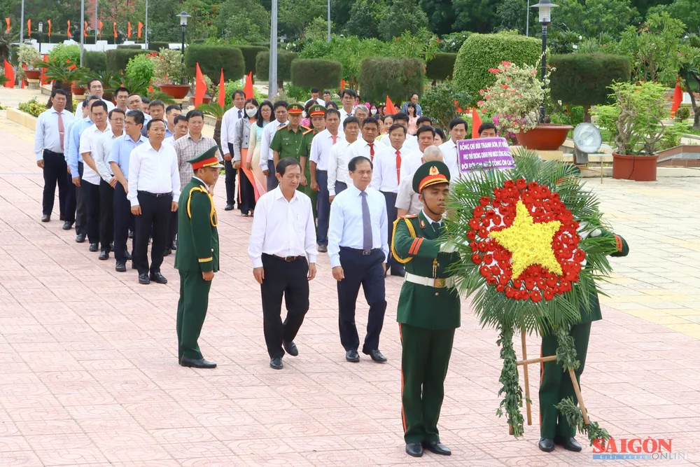 Phó Thủ tướng Bùi Thanh Sơn cùng các đại biểu dâng hoa, dâng hương tưởng niệm các Anh hùng liệt sĩ. Ảnh: HIẾU GIANG dasua-2222.jpg