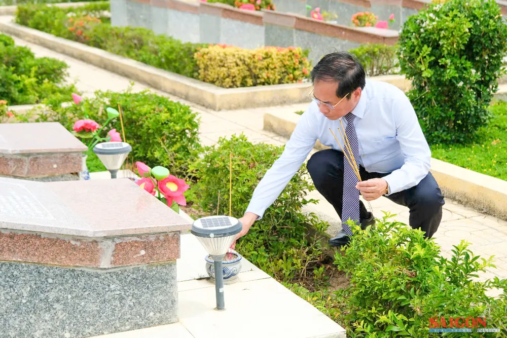 Đồng chí Bùi Thanh Sơn thắp hương tưởng nhớ các Anh hùng liệt sĩ. Ảnh: HIẾU GIANG dasua-2225.jpg
