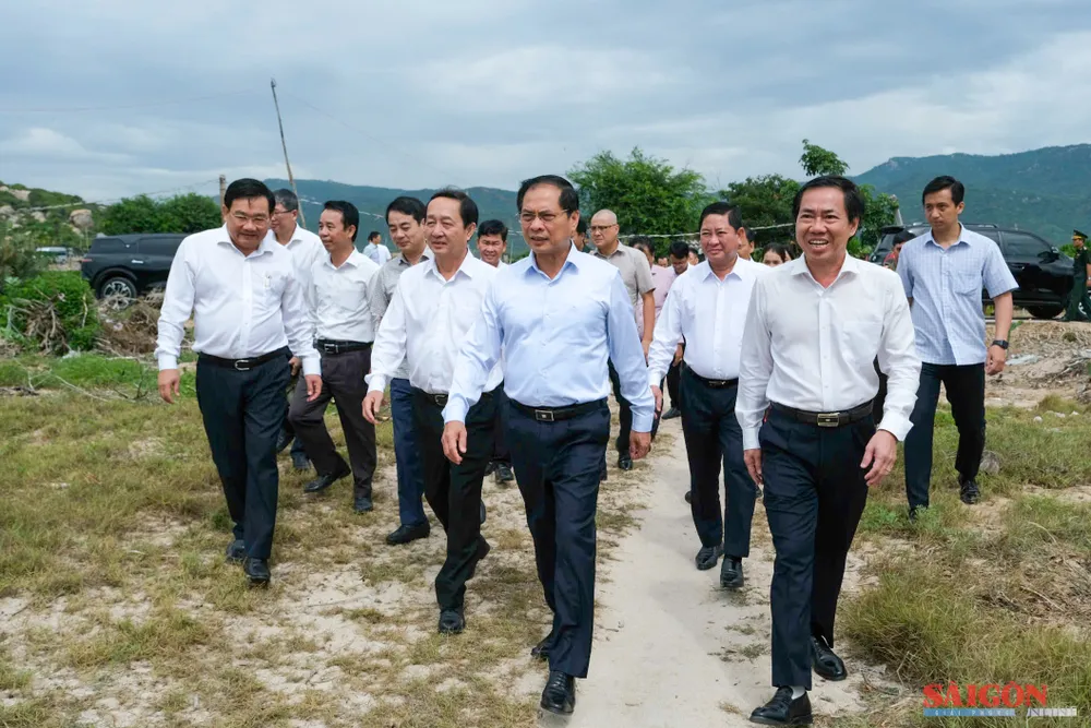 Phó Thủ tướng Bùi Thanh Sơn cùng đoàn công tác Trung ương kiểm tra thực địa dự án. Ảnh: HIẾU GIANG dasua-3.jpg