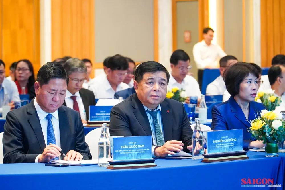 Phó Thủ tướng Nguyễn Chí Dũng cùng các đại biểu dự hội thảo. Ảnh: HIẾU GIANG dasua-08570.jpg