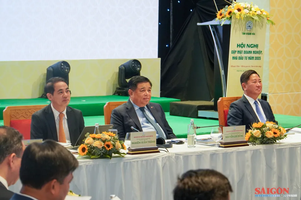 Phó Thủ tướng Nguyễn Chí Dũng cùng lãnh đạo tỉnh Khánh Hòa tham dự hội nghị. Ảnh: HIẾU GIANG dasua-08713.jpg