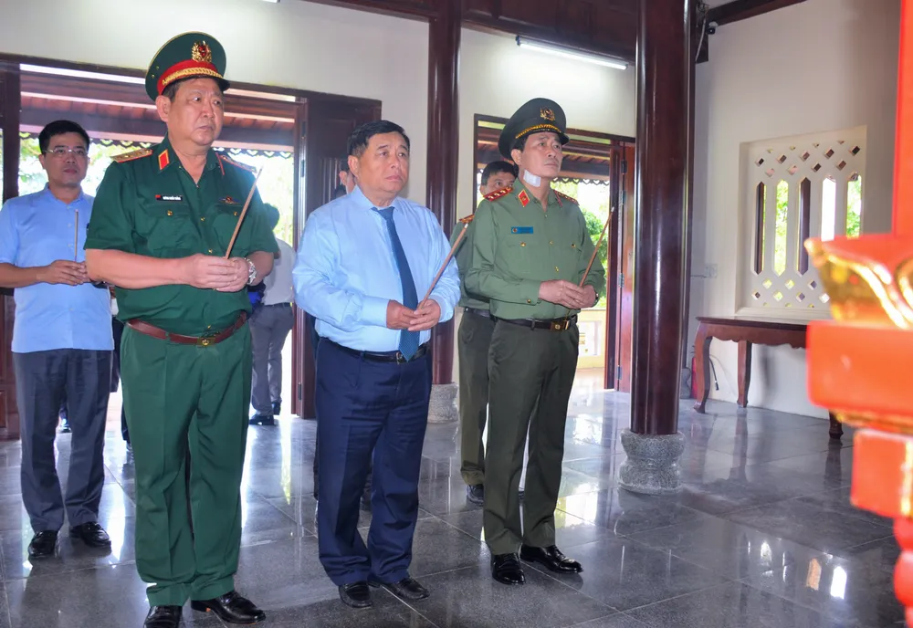 Phó Thủ tướng Nguyễn Chí Dũng dâng hương tại đền thờ Bác Hồ và các Anh hùng liệt sĩ trong khuôn viên Nghĩa trang liệt sĩ Hòn Dung. Ảnh: L.X dasua-1.jpg