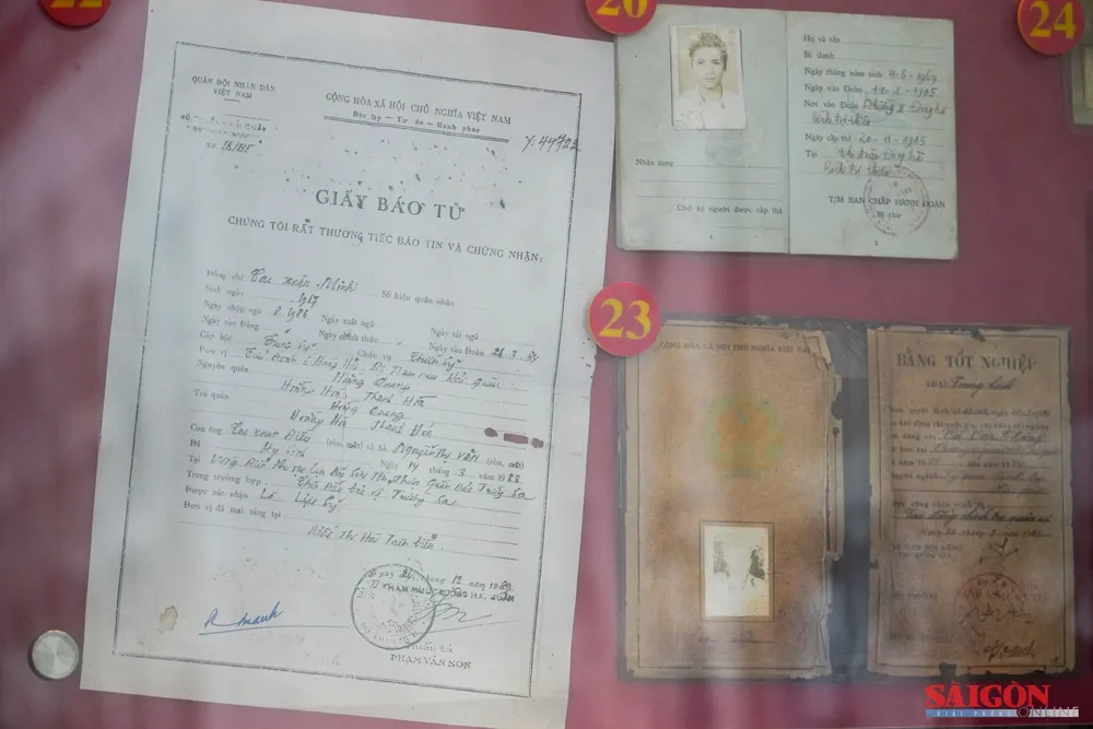 Giấy báo tử của liệt sĩ Cao Xuân Minh, Thẻ đoàn viên của liệt sĩ Hoàng Ánh Đông; Bằng Tốt nghiệp trường sĩ quan CH KT Hải quân ngày 20-7-1984 của liệt sĩ Vũ Văn Thắng dasua-00446.jpg