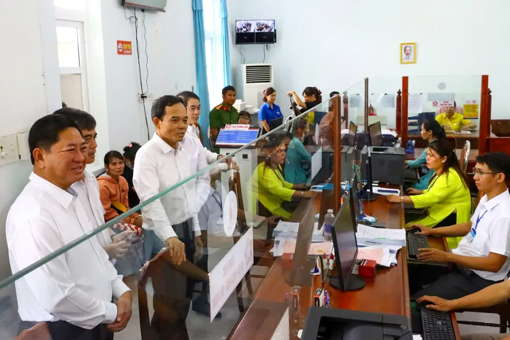 Trưởng Ban Chính sách, chiến lược Trung ương Trần Lưu Quang thăm Trung tâm Phục vụ hành chính công xã Thuận Bắc. Ảnh: H.G dasua-1.jpg