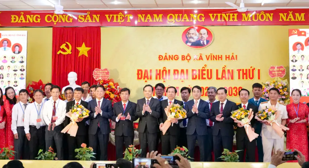 Trưởng Ban Chính sách, Chiến lược Trung ương Trần Lưu Quang chụp hình lưu niệm cùng Ban Chấp hành Đảng bộ xã Vĩnh Hải. Ảnh: H.G dasua-.jpg