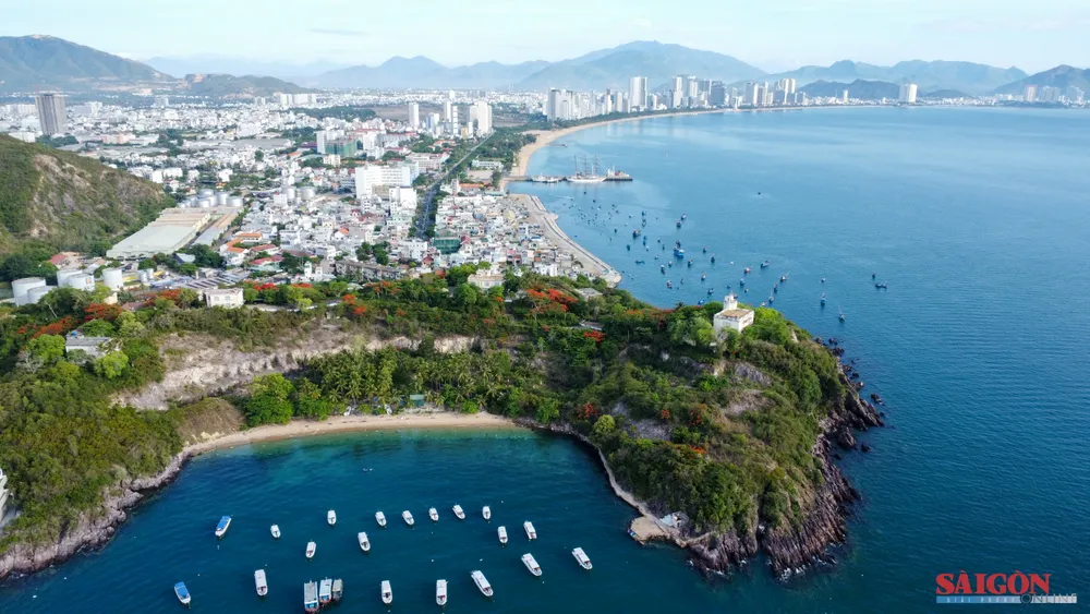 Lầu Bảo Đại nằm trên núi Cảnh Long, phường Nha Trang, tỉnh Khánh Hòa. Ảnh: HIẾU GIANG dasua-0597.jpg