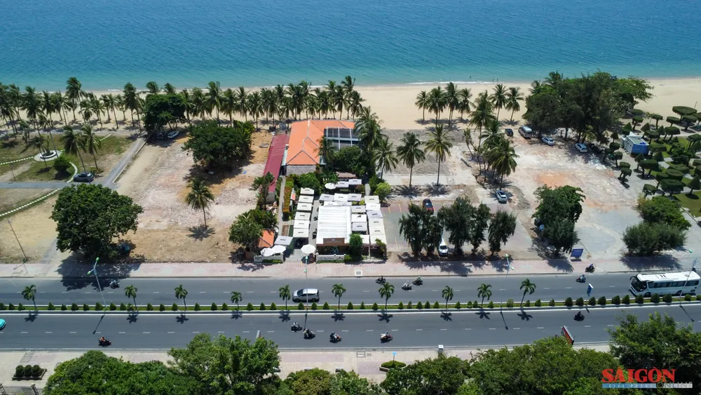 Khu vực đất bị thu hồi tại bờ biển Nha Trang. Ảnh: HIẾU GIANG dasua-0074.jpg
