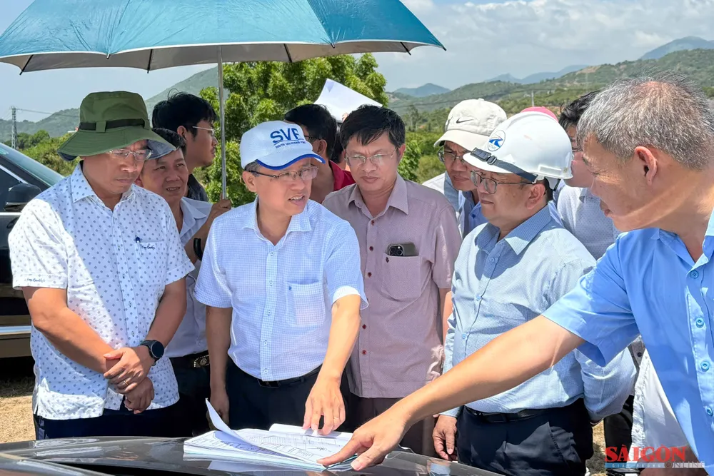 Phó Chủ tịch UBND tỉnh Khánh Hòa Trần Hòa Nam (thứ hai từ trái qua) kiểm tra vị trí dự kiến xây dựng khu tái định cư Cam Thịnh Đông, xã Nam Cam Ranh. Ảnh: H.G dasua-8464.jpg