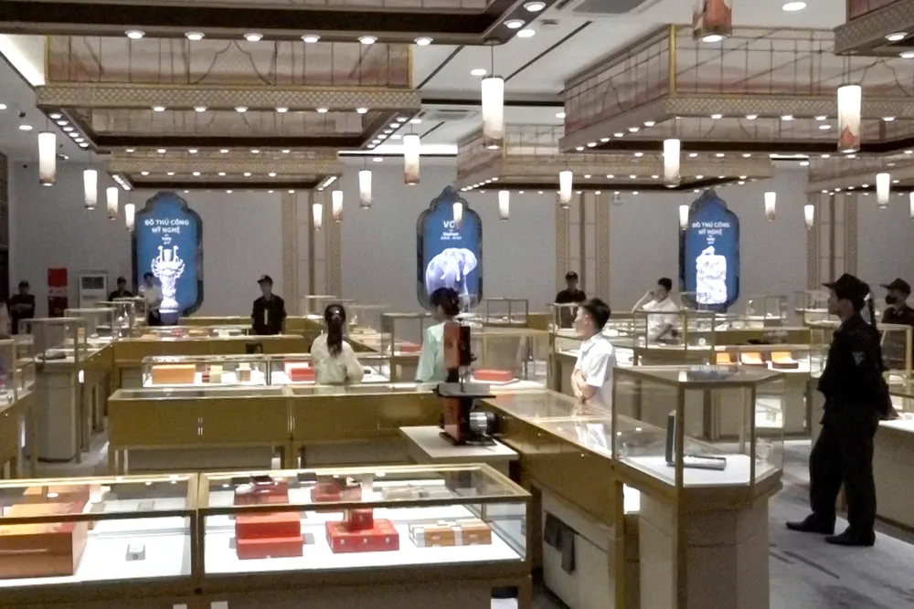Bên trong cơ sở kinh doanh “Shop Việt Cẩm”. Ảnh: CACC dasua-2.jpg
