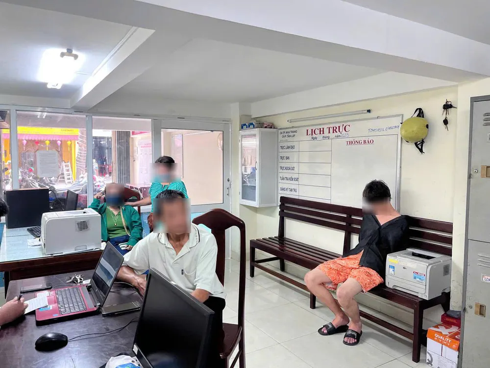 Người đàn ông quốc tịch Nga (áo đen) được đưa về cơ quan công an làm việc. Ảnh: CACC z6883717451322_e1b5c6fb0992da10730baf7266ef2257.jpg