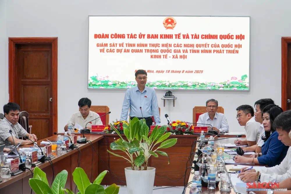 Quang cảnh buổi làm việc. Ảnh: HIẾU GIANG dasua-09732.jpg