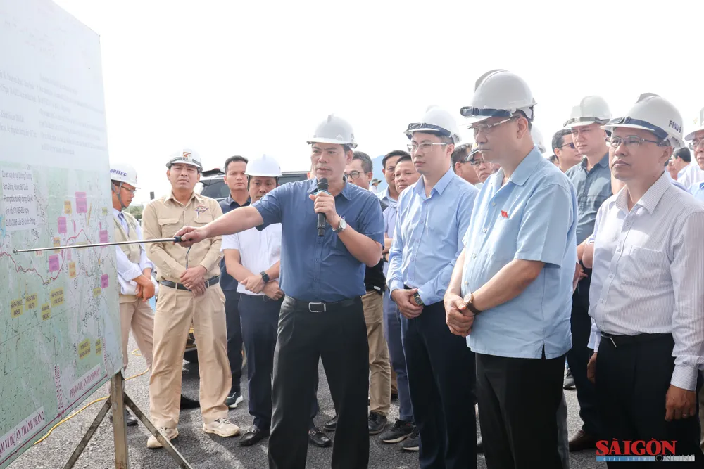 Phó Chủ tịch Quốc hội Vũ Hồng Thanh (thứ hai từ phải qua) kiểm tra tiến độ xây dựng dự án cao tốc Khánh Hòa - Buôn Ma Thuột, sáng 18-8. Ảnh: HIẾU GIANG dasua-1.jpg