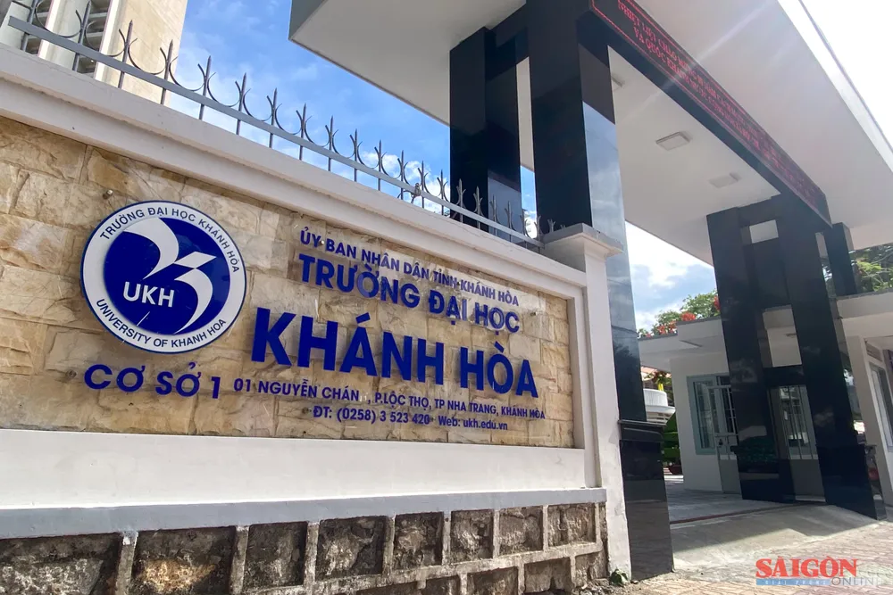 Bên ngoài Trường ĐH Khánh Hòa, cơ sở 1 tại phường Nha Trang. Ảnh: HIẾU GIANG dasua-1704.jpg