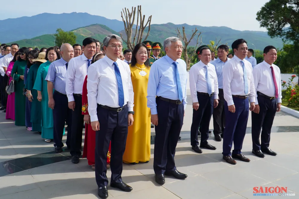 Đồng chí Nguyễn Hòa Bình cùng đoàn công tác dâng hương, dâng hoa tưởng niệm các Anh hùng liệt sĩ tại Di tích Khu lưu niệm Chiến thắng Vườn Gòn - Đá Bàn. Ảnh: HIẾU GIANG 1.jpg